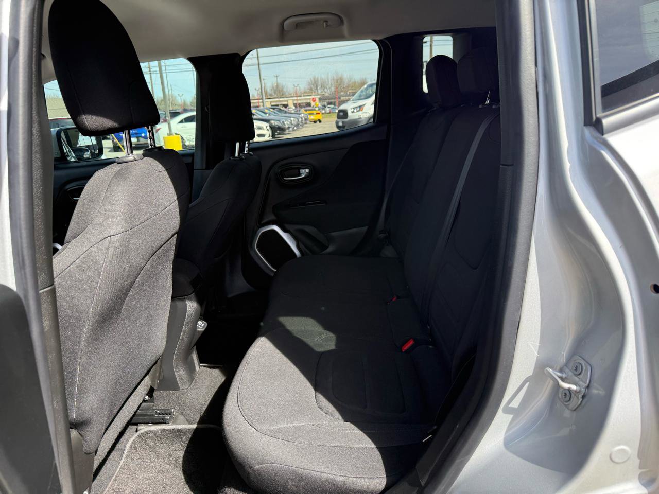 Used 2018 Jeep Renegade Latitude image 12