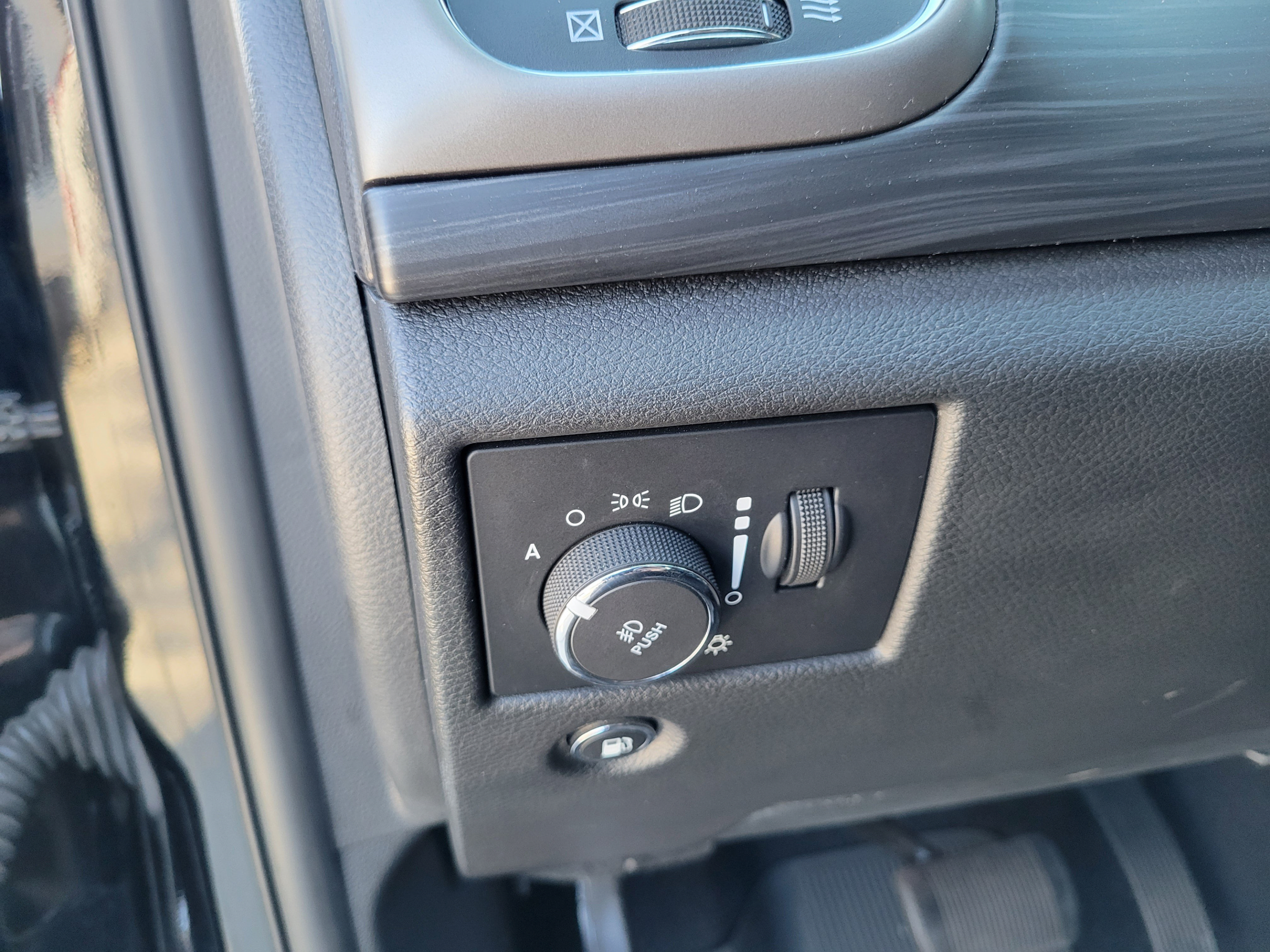 Used 2020 Jeep Grand Cherokee Altitude AWD/4WD image 25