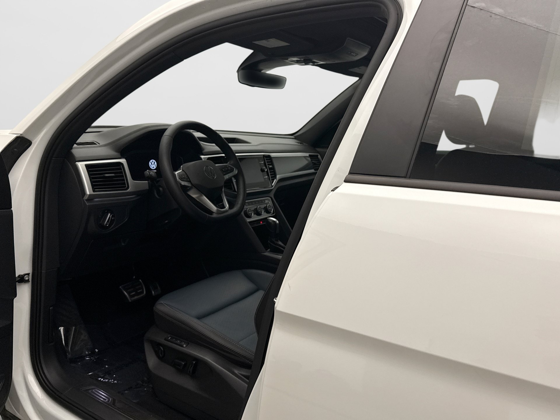 Used 2023 Volkswagen Atlas Cross Sport SEL R-Line AWD/4WD image 10