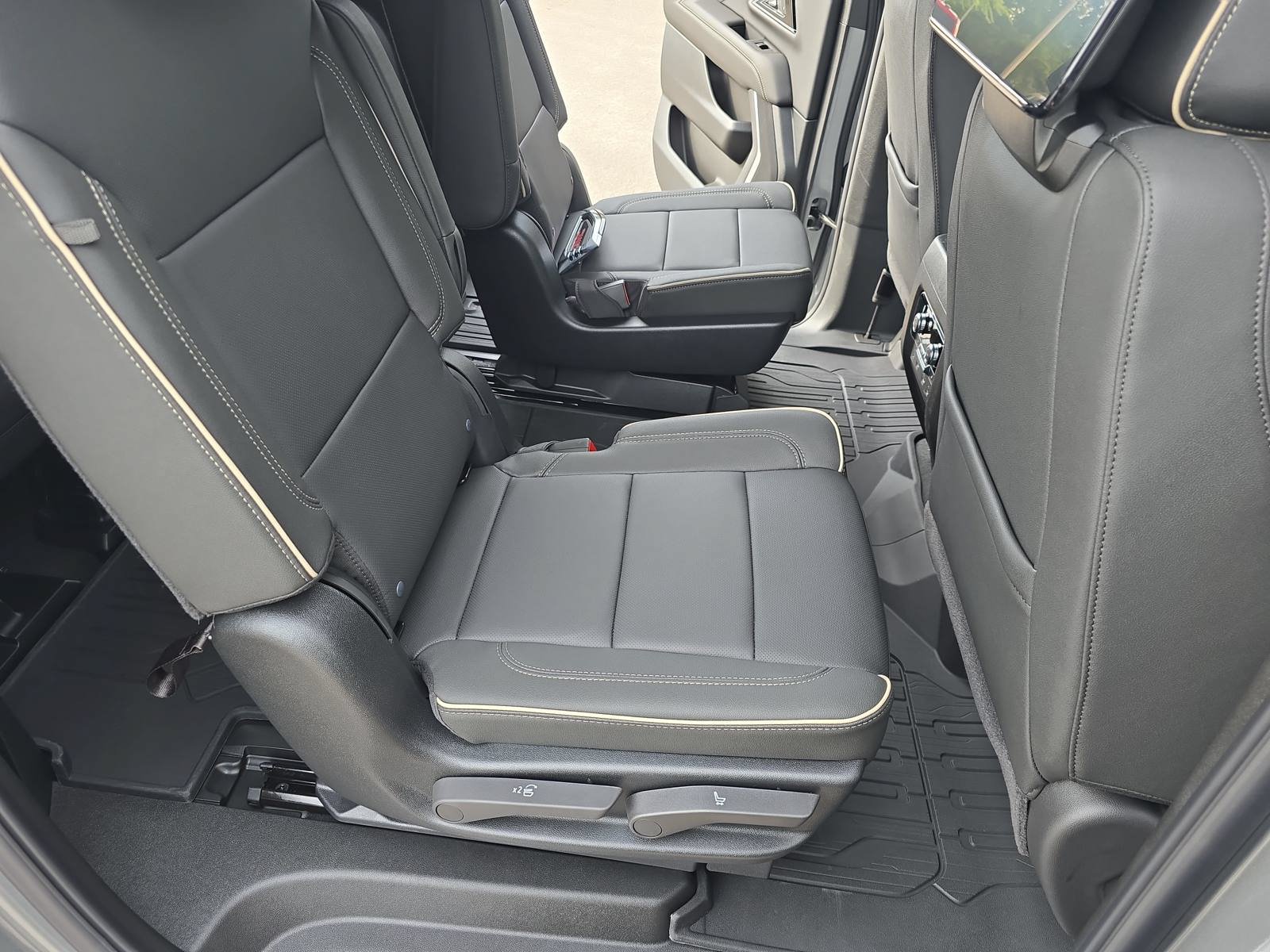 New 2026 GMC Yukon XL Elevation w/ Elevation Premium Package AWD/4WD image 11