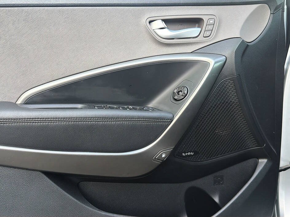 Used 2018 Hyundai Santa Fe FWD w/ Cargo Package image 4