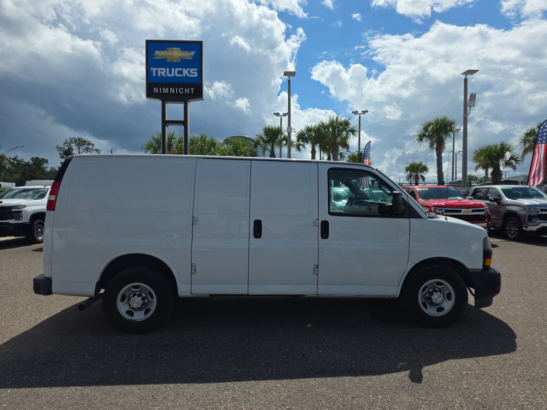 Used 2018 Chevrolet Express 2500 w/ Driver Convenience Package RWD image 17