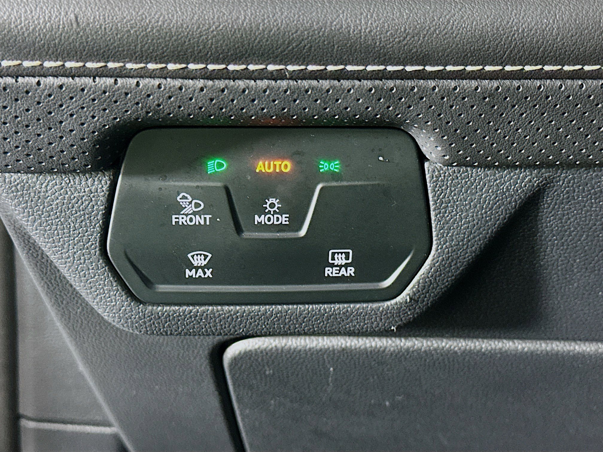 Used 2025 Volkswagen Atlas SE image 17