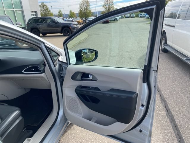 Used 2024 Chrysler Pacifica Touring-L FWD image 30