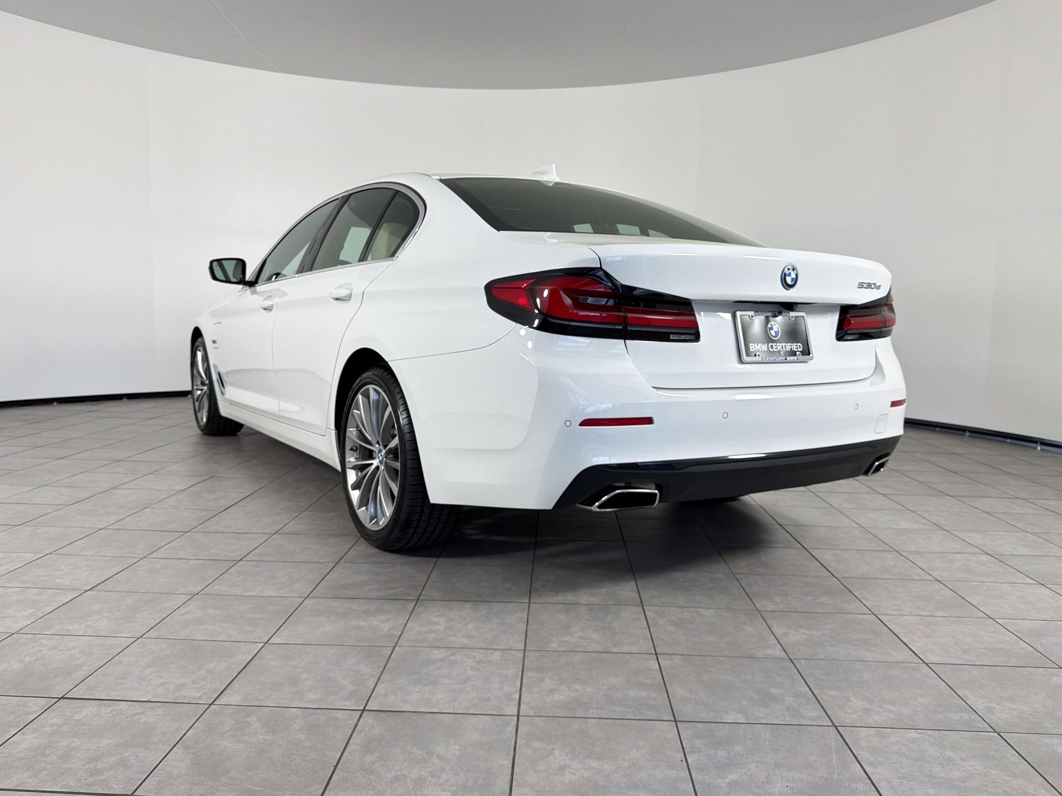 Certified 2023 BMW 530e w/ Premium Package image 3