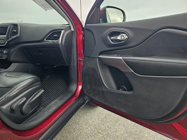 Used 2019 Jeep Cherokee Latitude Plus w/ Comfort/Convenience Group AWD/4WD image 12