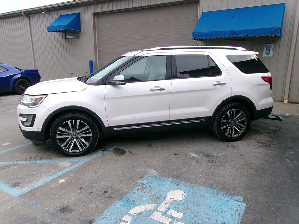 Used 2017 Ford Explorer Platinum AWD/4WD image 3