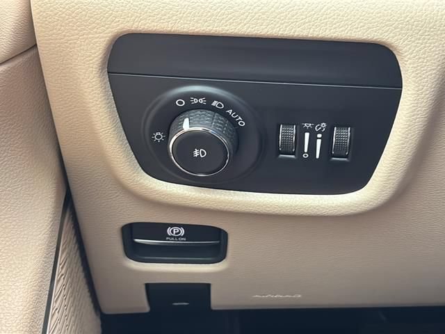 Used 2025 Jeep Grand Cherokee Limited AWD/4WD image 37