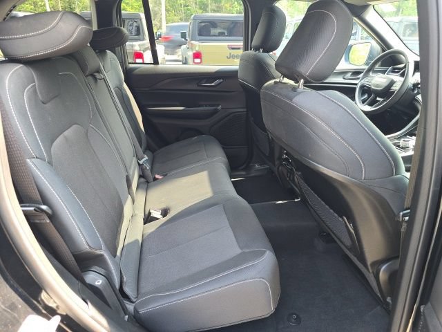 Used 2024 Jeep Grand Cherokee Laredo X w/ Luxury Tech Group I AWD/4WD image 15