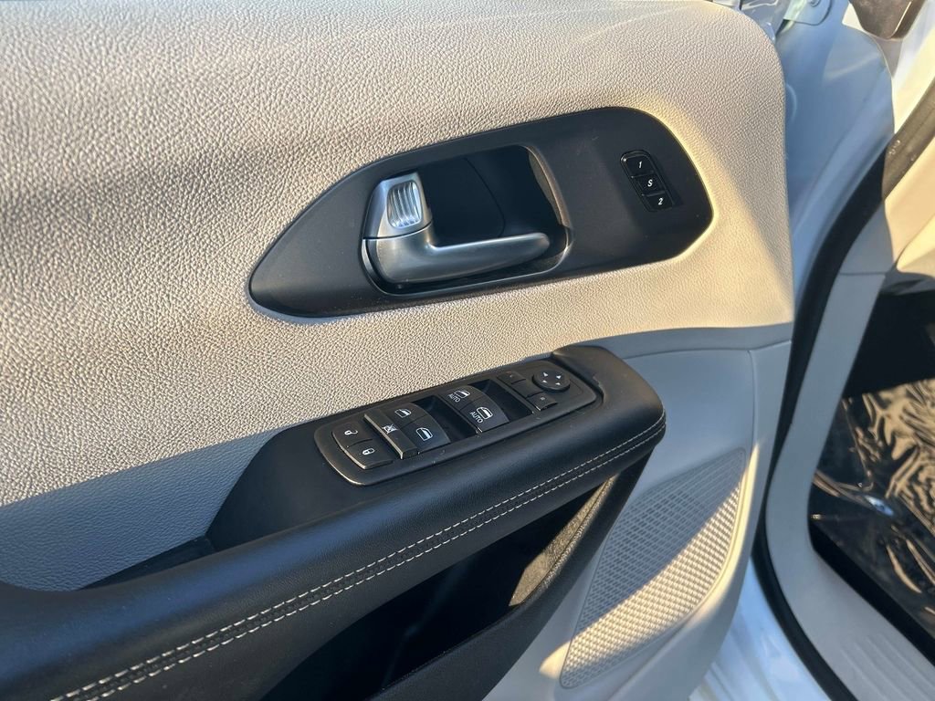 Used 2024 Chrysler Pacifica Touring-L image 20