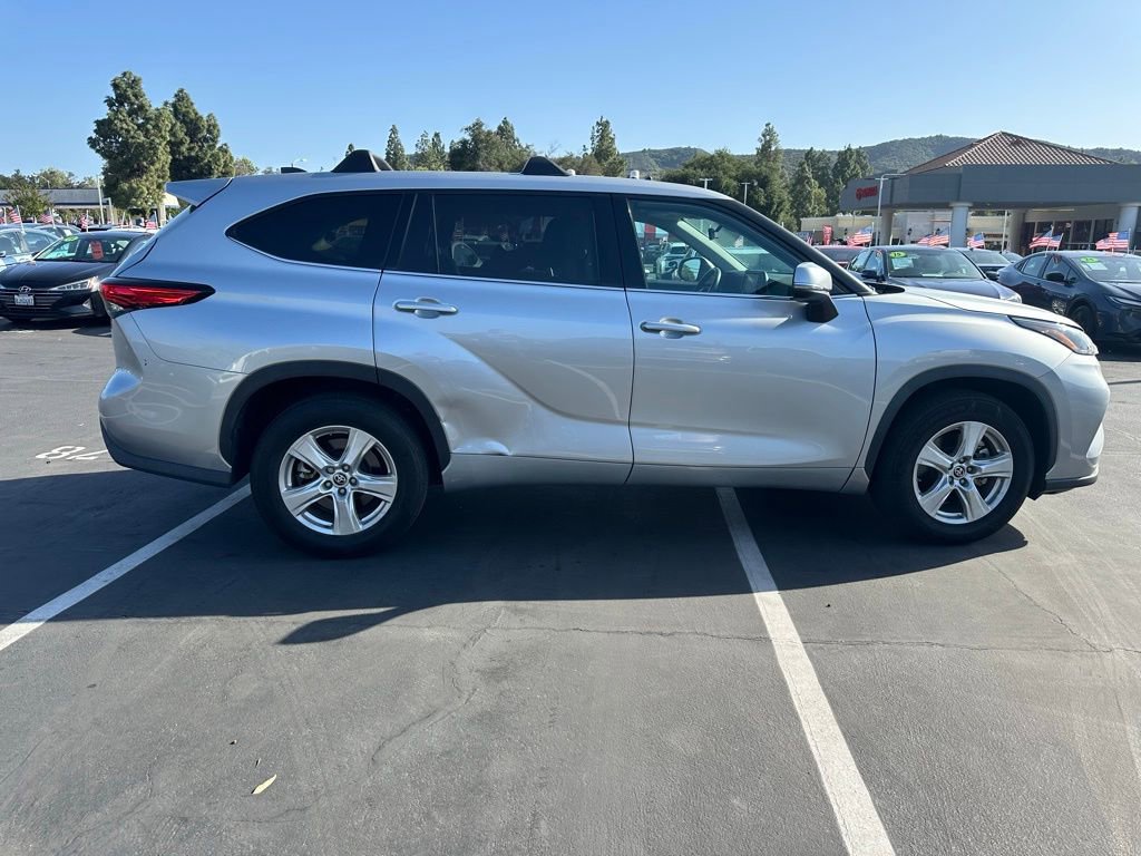 Used 2022 Toyota Highlander LE image 5