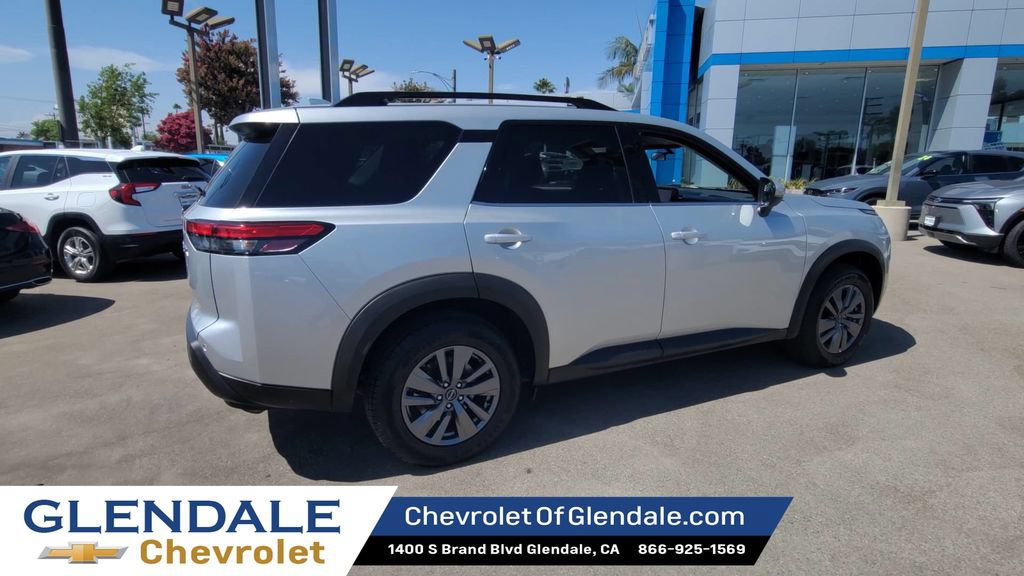 Used 2025 Nissan Pathfinder SV FWD image 8