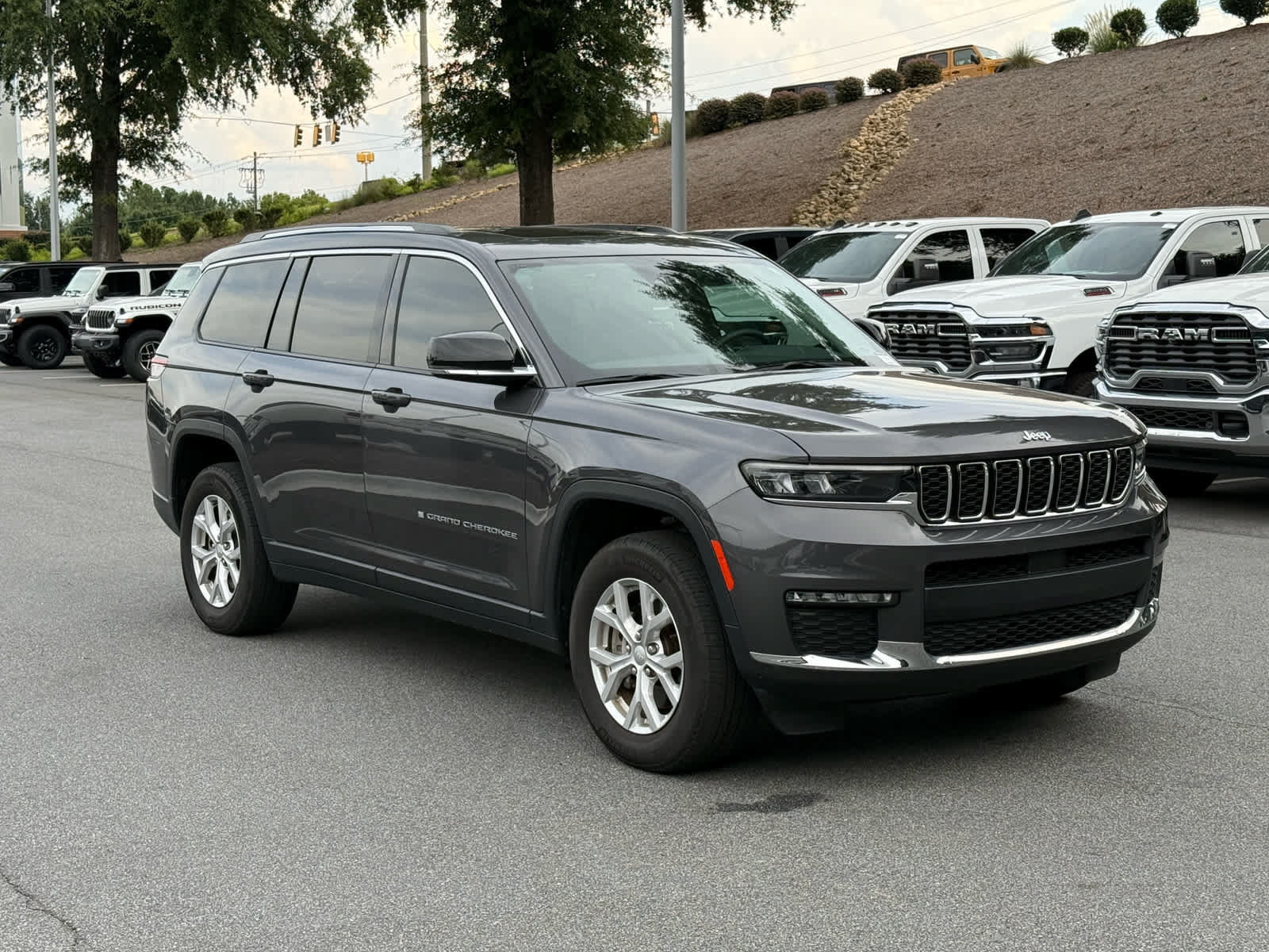 Used 2023 Jeep Grand Cherokee L Limited AWD/4WD image 7