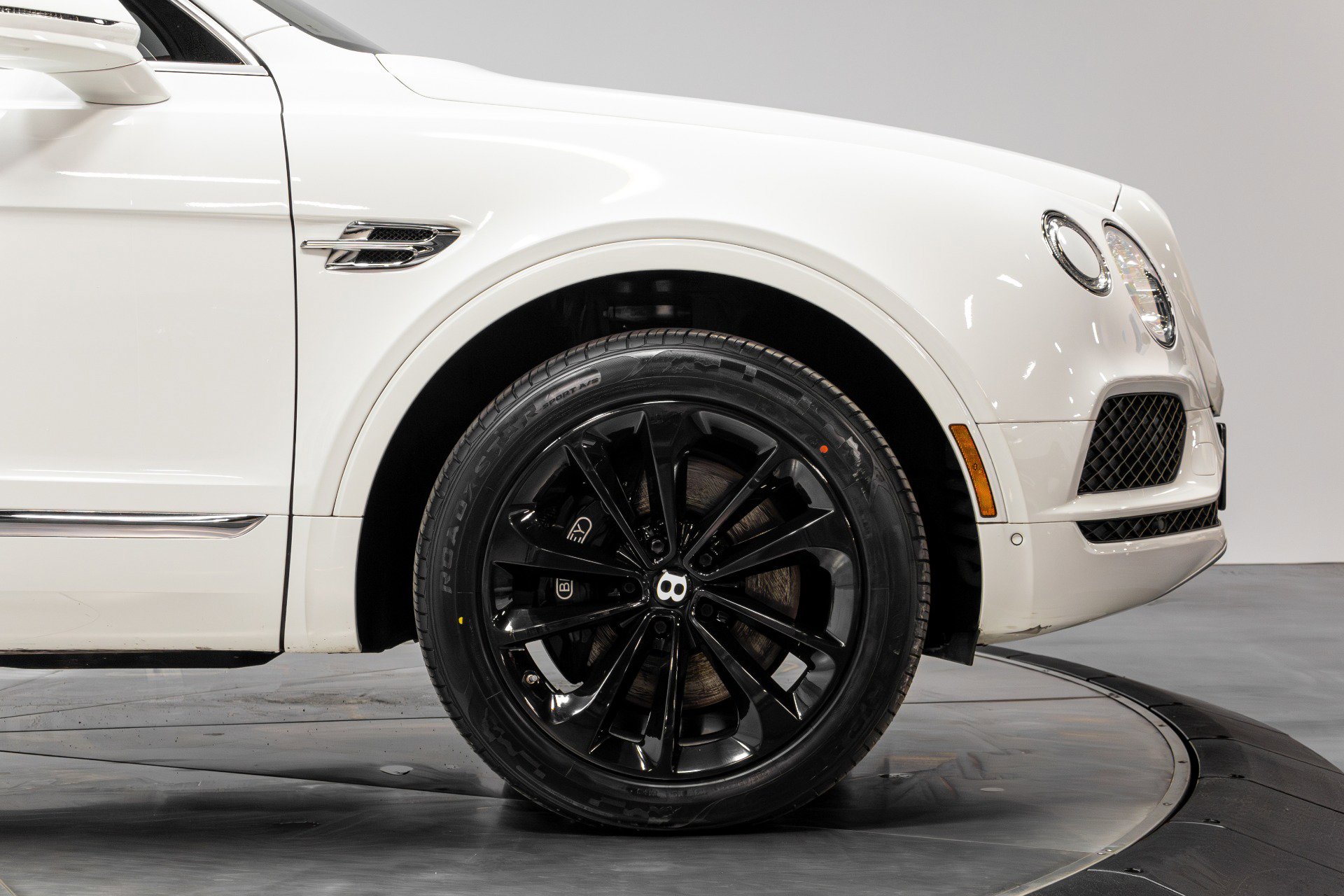 Used 2019 Bentley Bentayga image 17