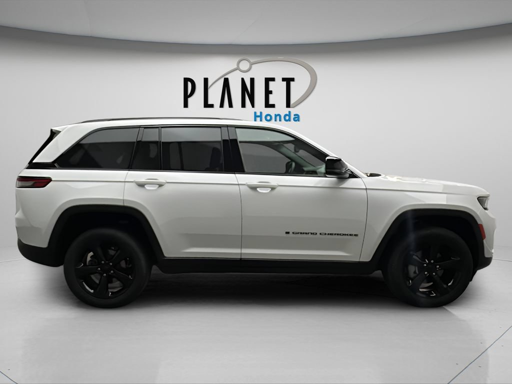 Used 2024 Jeep Grand Cherokee Limited w/ Black Appearance Package AWD/4WD image 3
