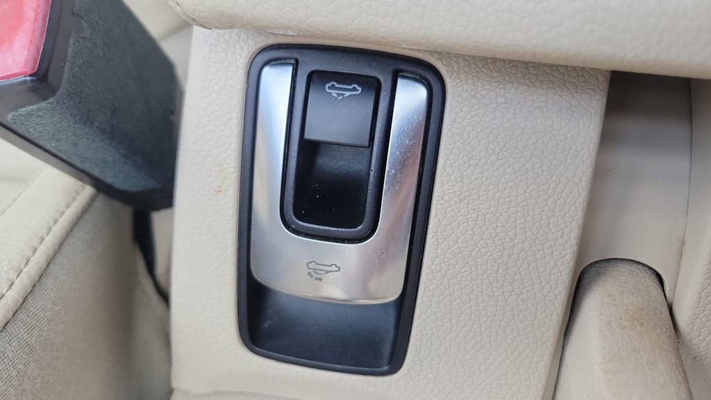Used 2012 Volkswagen Eos Komfort FWD image 19
