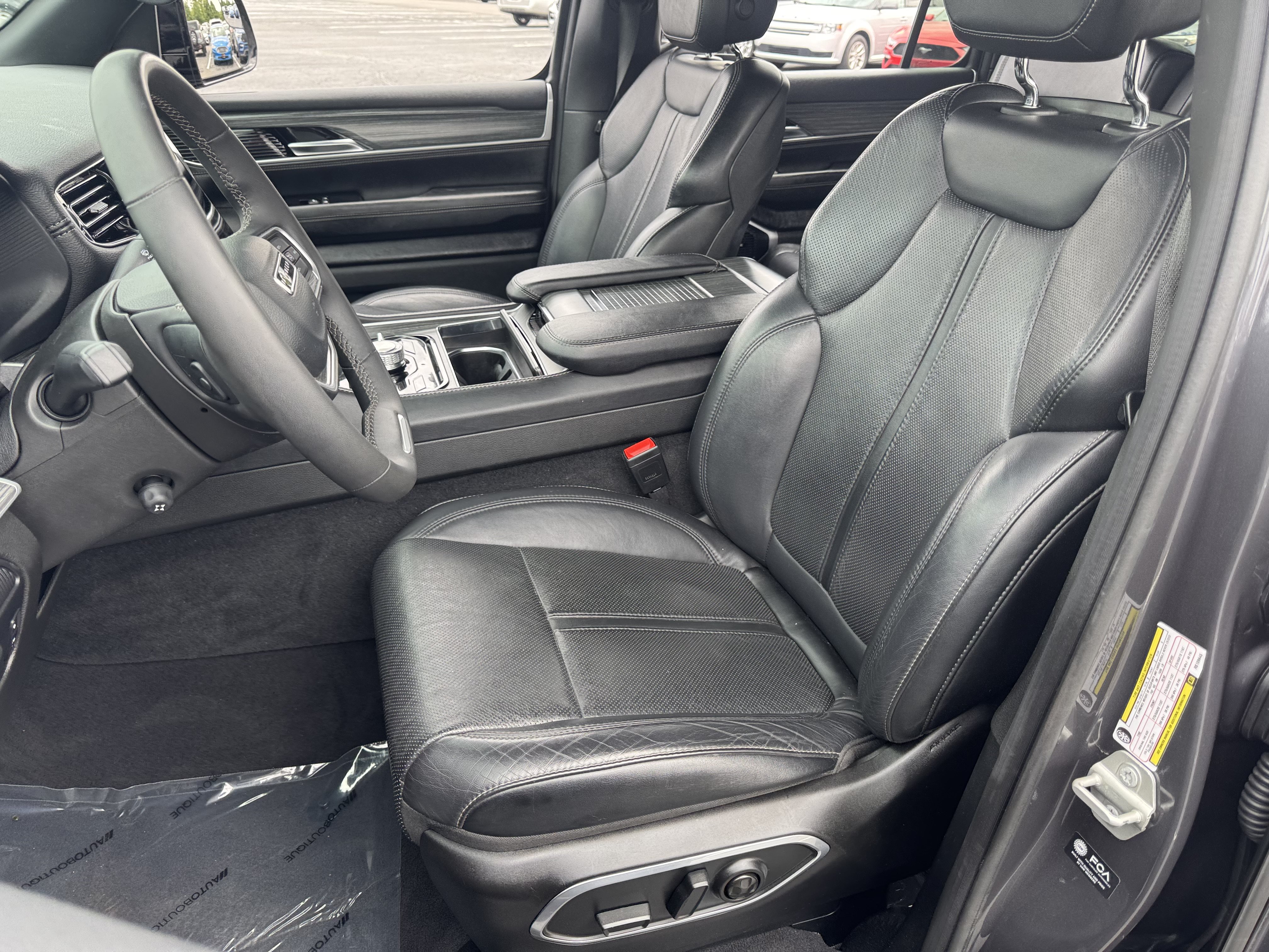 Used 2024 Jeep Wagoneer L Series III w/ Flexible Seating Group AWD/4WD image 8