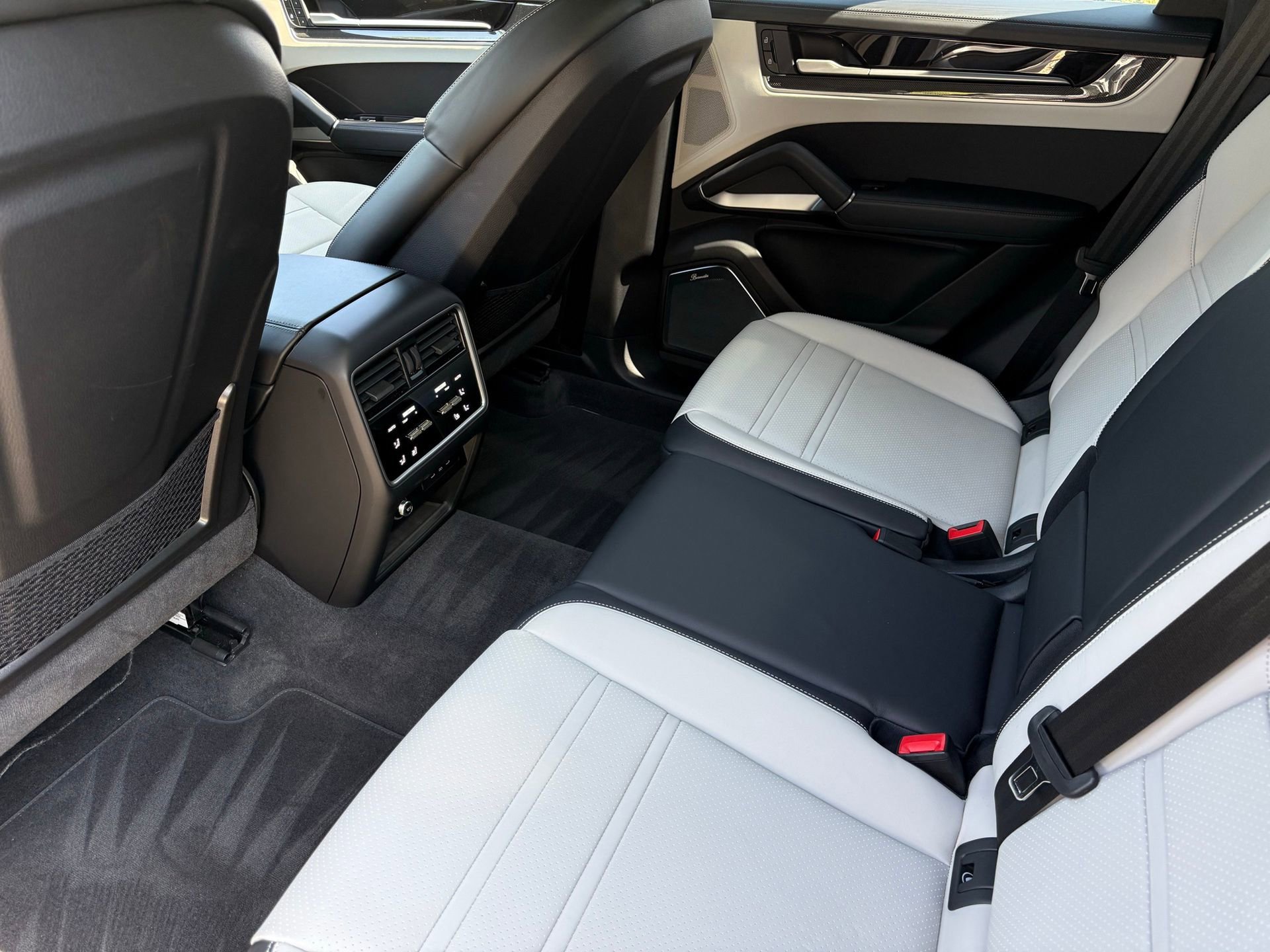 Certified 2025 Porsche Cayenne Turbo image 31