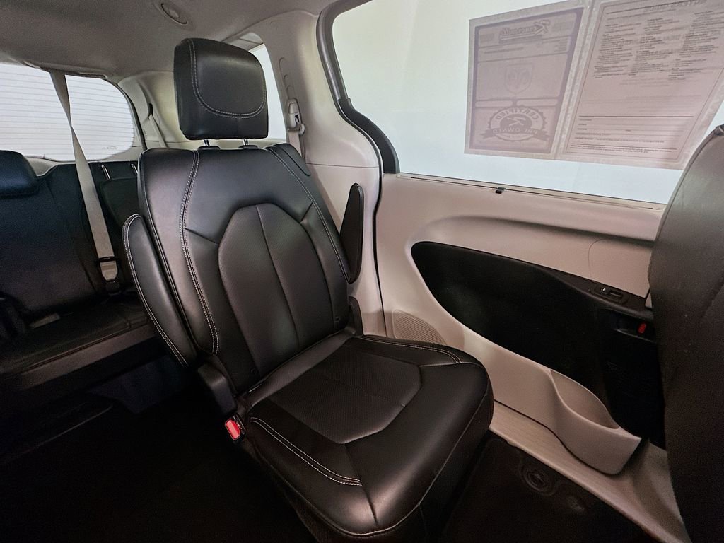 Used 2024 Chrysler Pacifica Touring-L FWD image 14