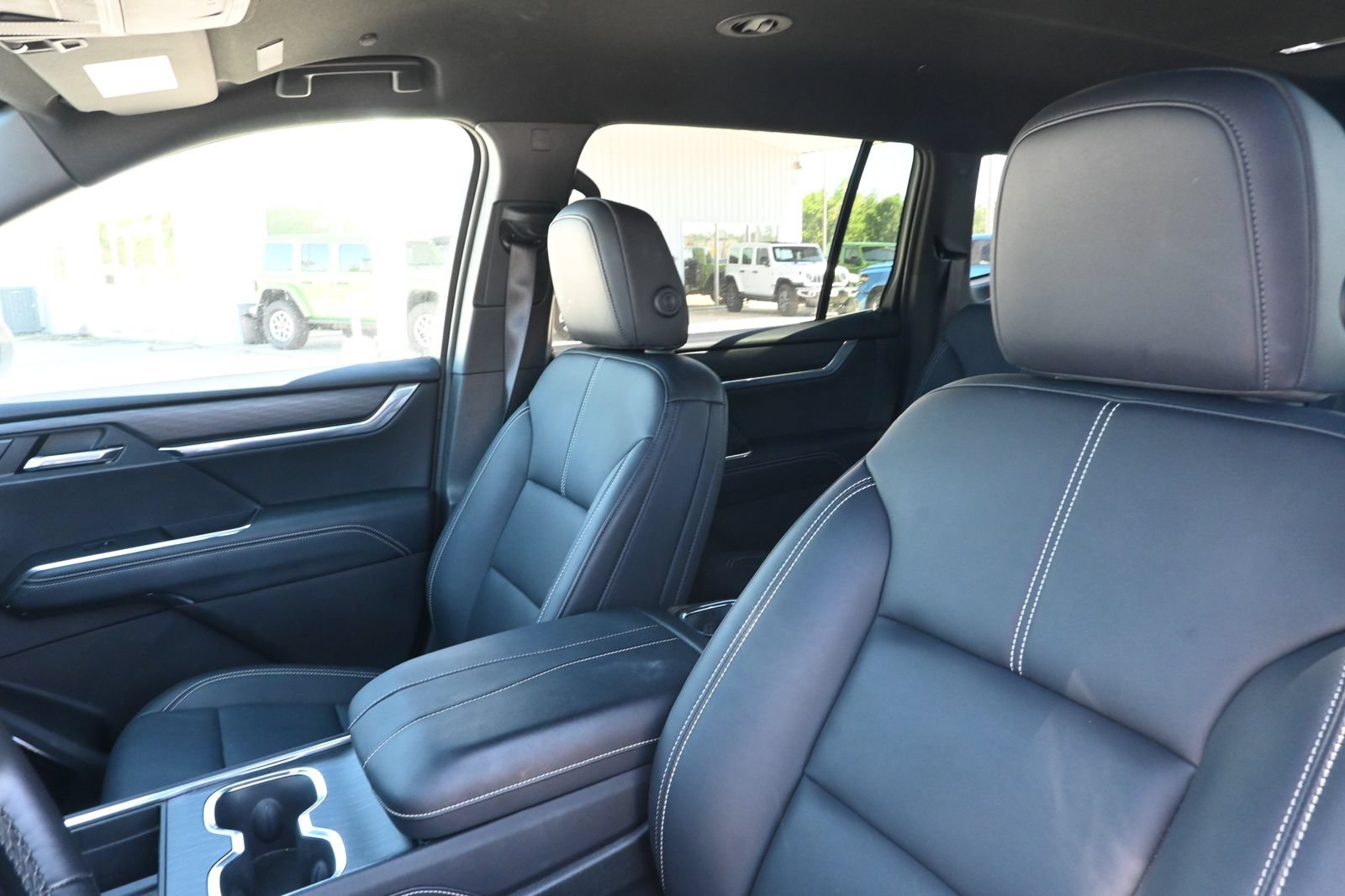 Used 2026 GMC Acadia Elevation w/ Elevation Premium Package FWD image 12