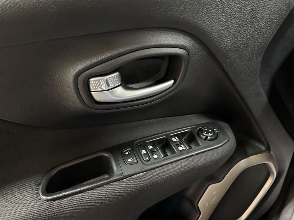 Used 2015 Jeep Renegade Latitude w/ Popular Equipment Group image 20