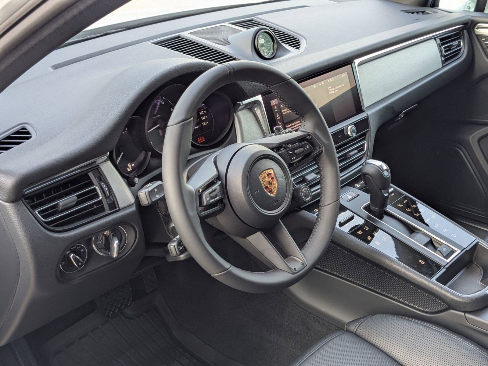 Certified 2026 Porsche Macan AWD/4WD image 4