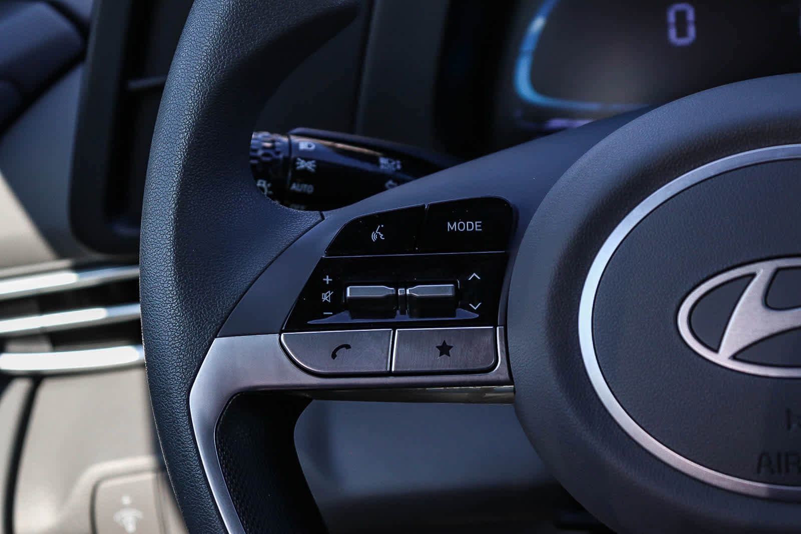 Used 2025 Hyundai Elantra SE w/ Cargo Package image 18