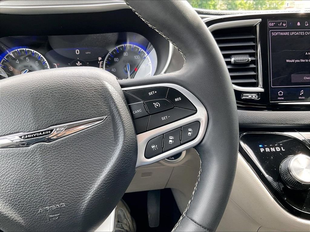 Used 2023 Chrysler Pacifica Touring-L FWD image 24