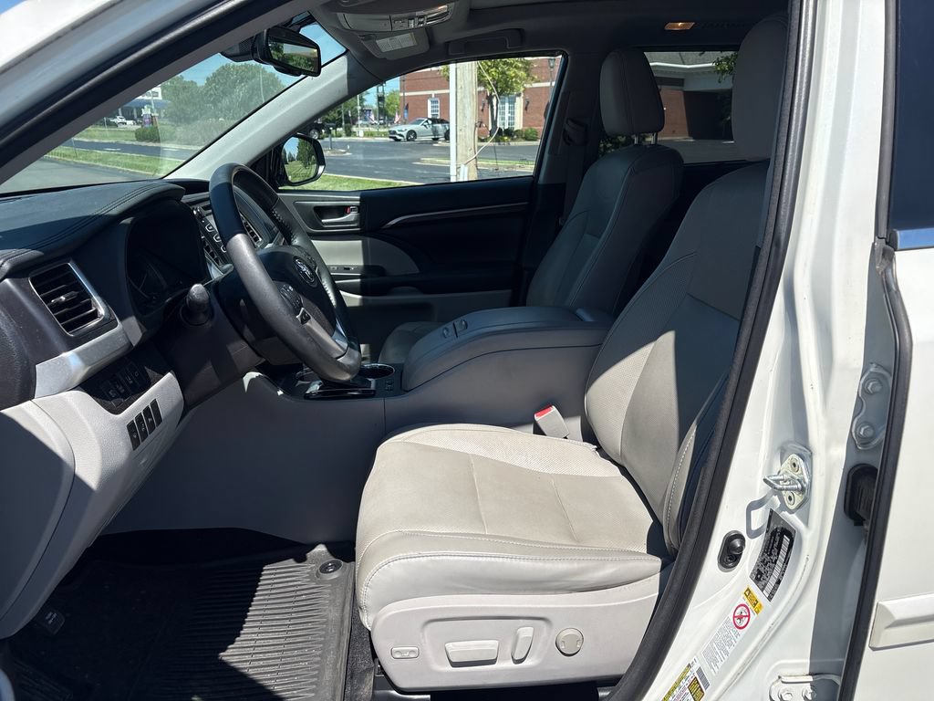 Used 2016 Toyota Highlander Limited Platinum w/ Four Season Floor Mat Package AWD/4WD image 13