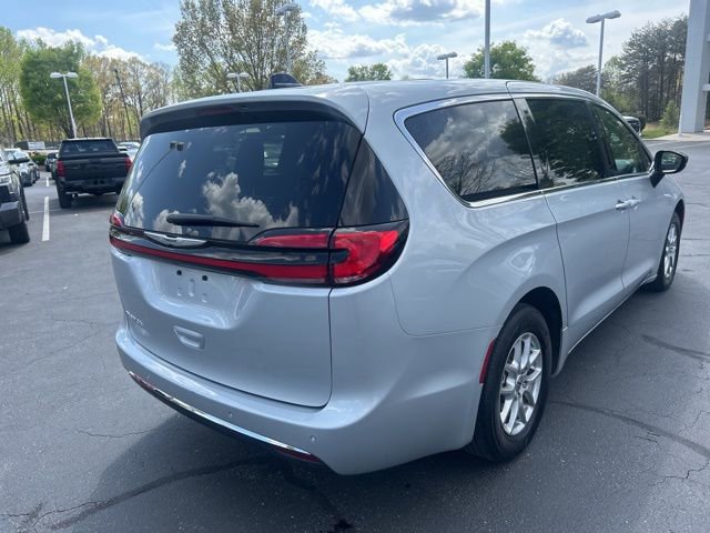 Used 2024 Chrysler Pacifica Touring-L image 5