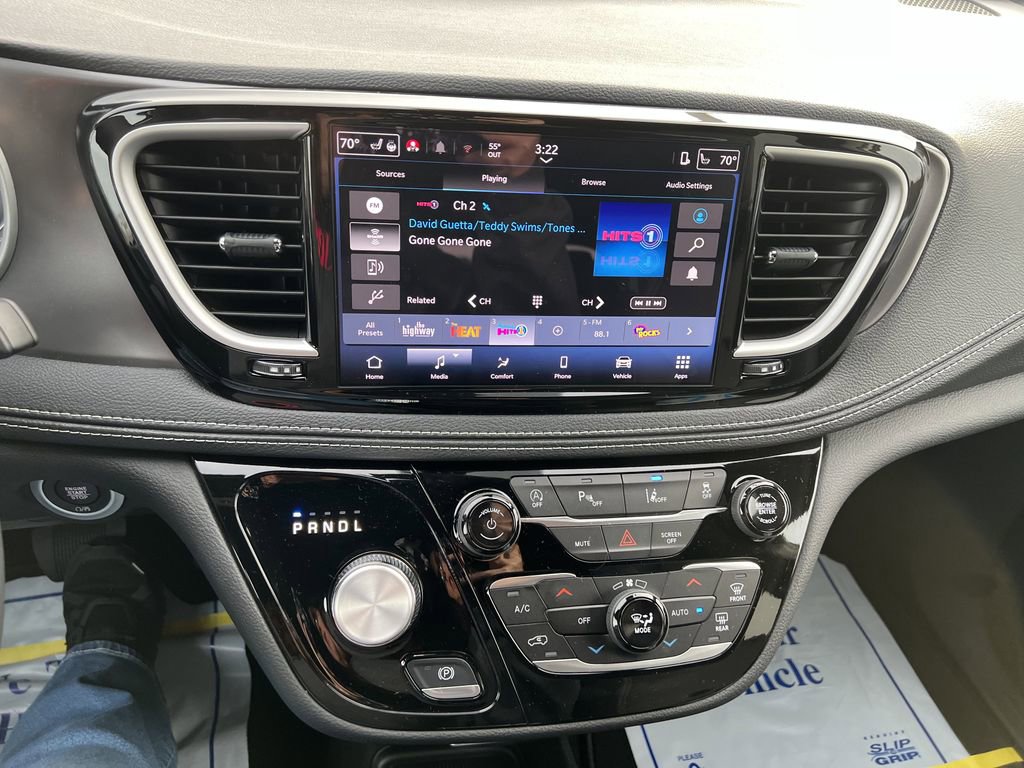 Used 2026 Chrysler Pacifica Select image 11