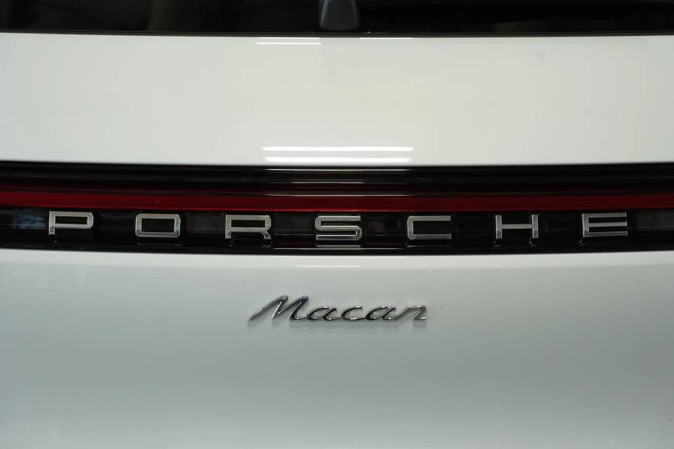 Certified 2025 Porsche Macan AWD/4WD image 38
