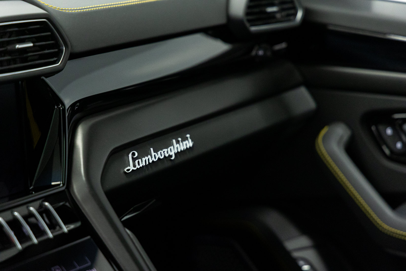 Used 2024 Lamborghini Urus S AWD/4WD image 32