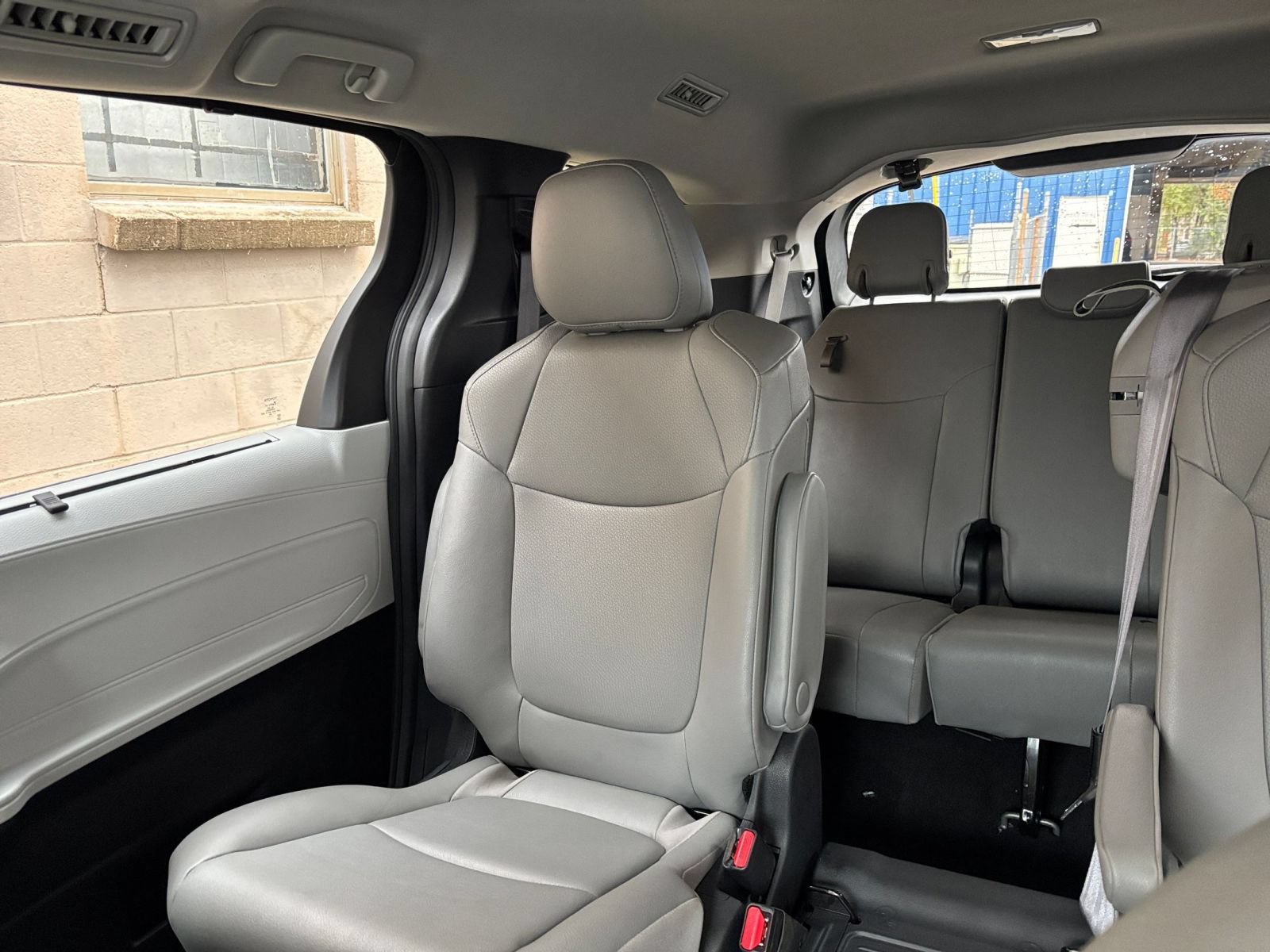Used 2025 Toyota Sienna XLE FWD image 43