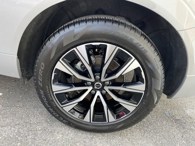Used 2025 Volvo XC60 B5 Plus image 18