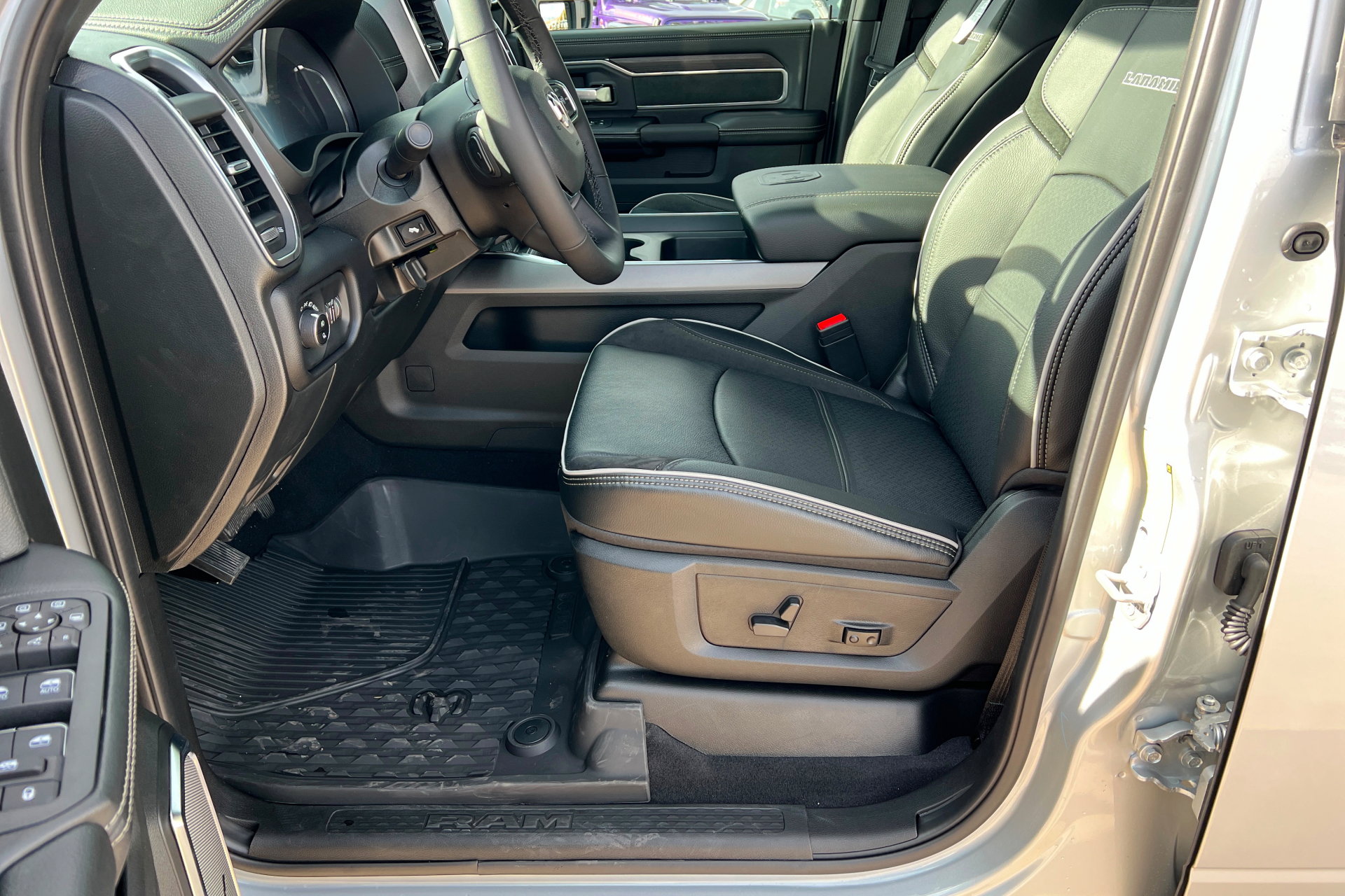 New 2026 RAM 3500 Laramie AWD/4WD image 17