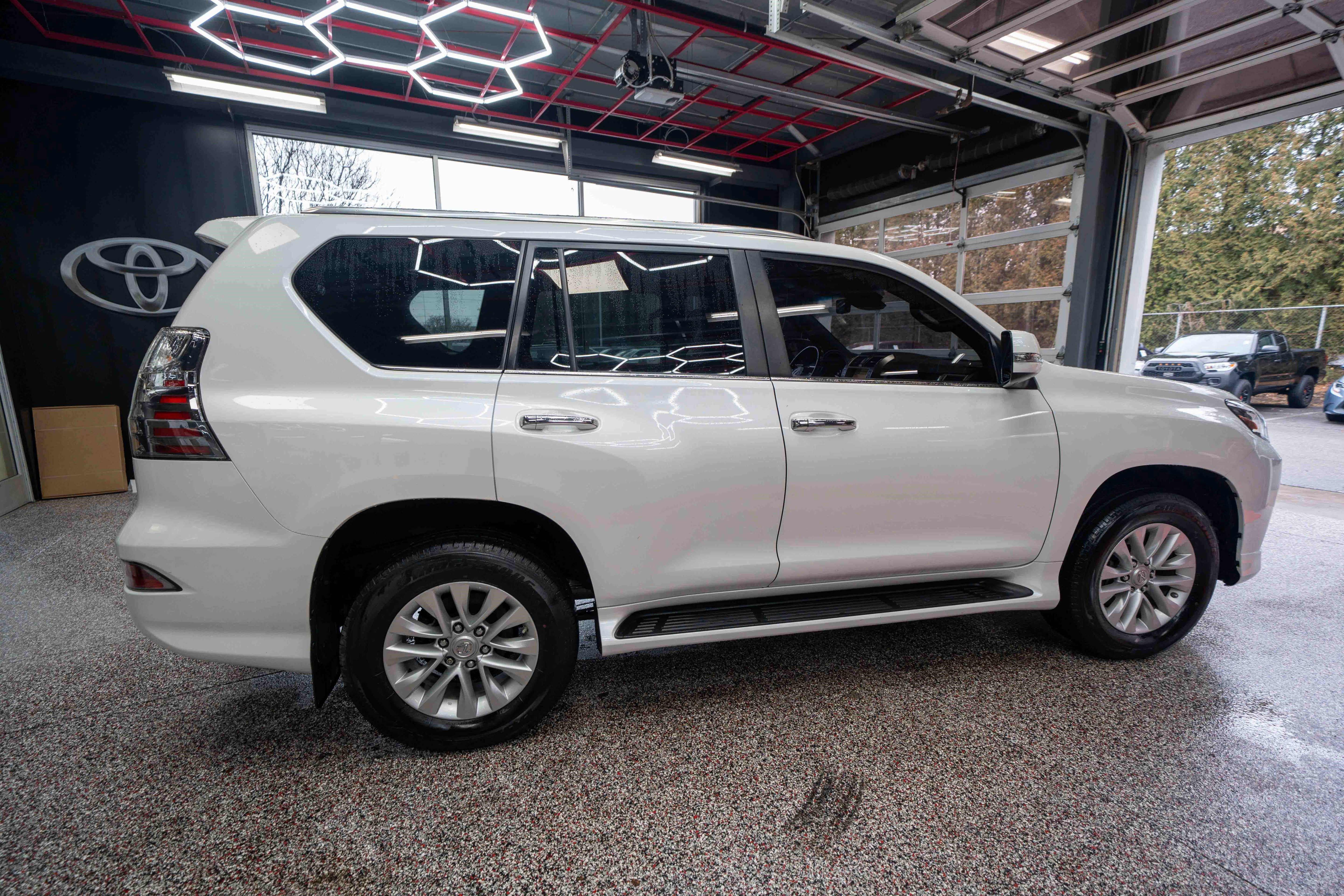 Used 2021 Lexus GX 460 Premium w/ Premium Package image 4
