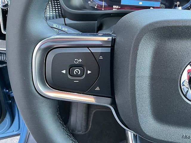 Certified 2025 Volvo XC40 B5 Plus image 29