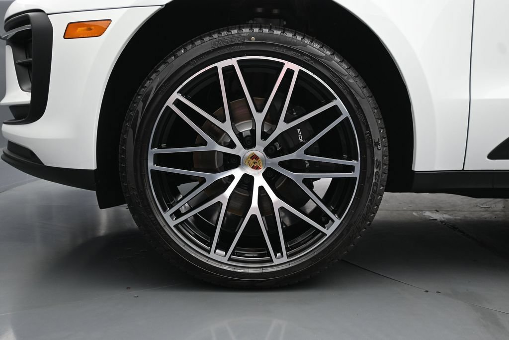 New 2026 Porsche Macan AWD/4WD image 8