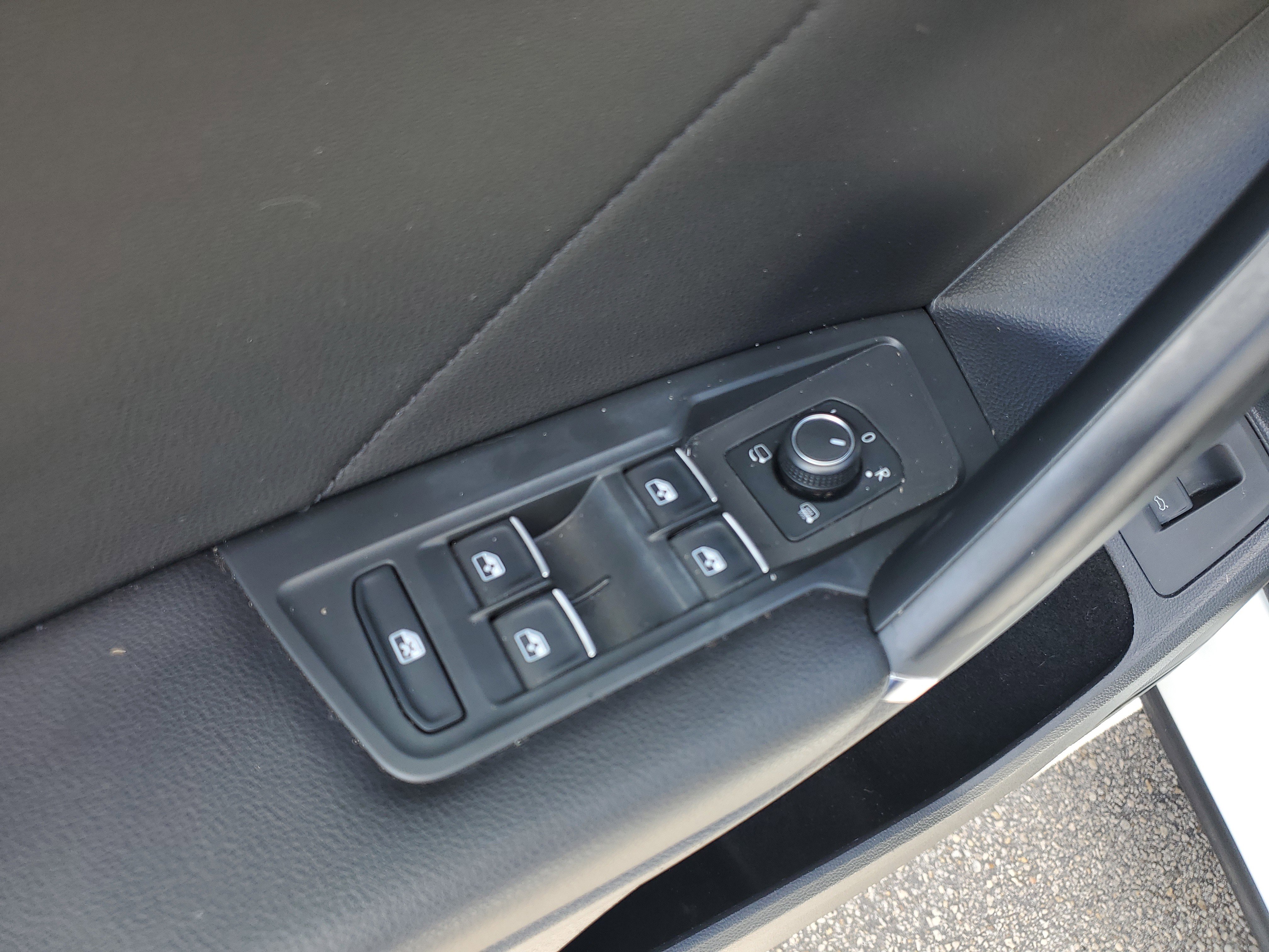 Used 2018 Volkswagen Tiguan SEL Premium image 17