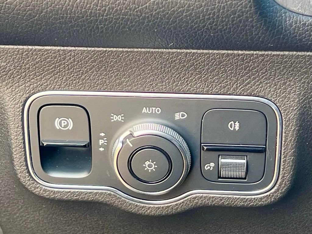 Certified 2021 Mercedes-Benz GLB 35 AMG 4MATIC image 41