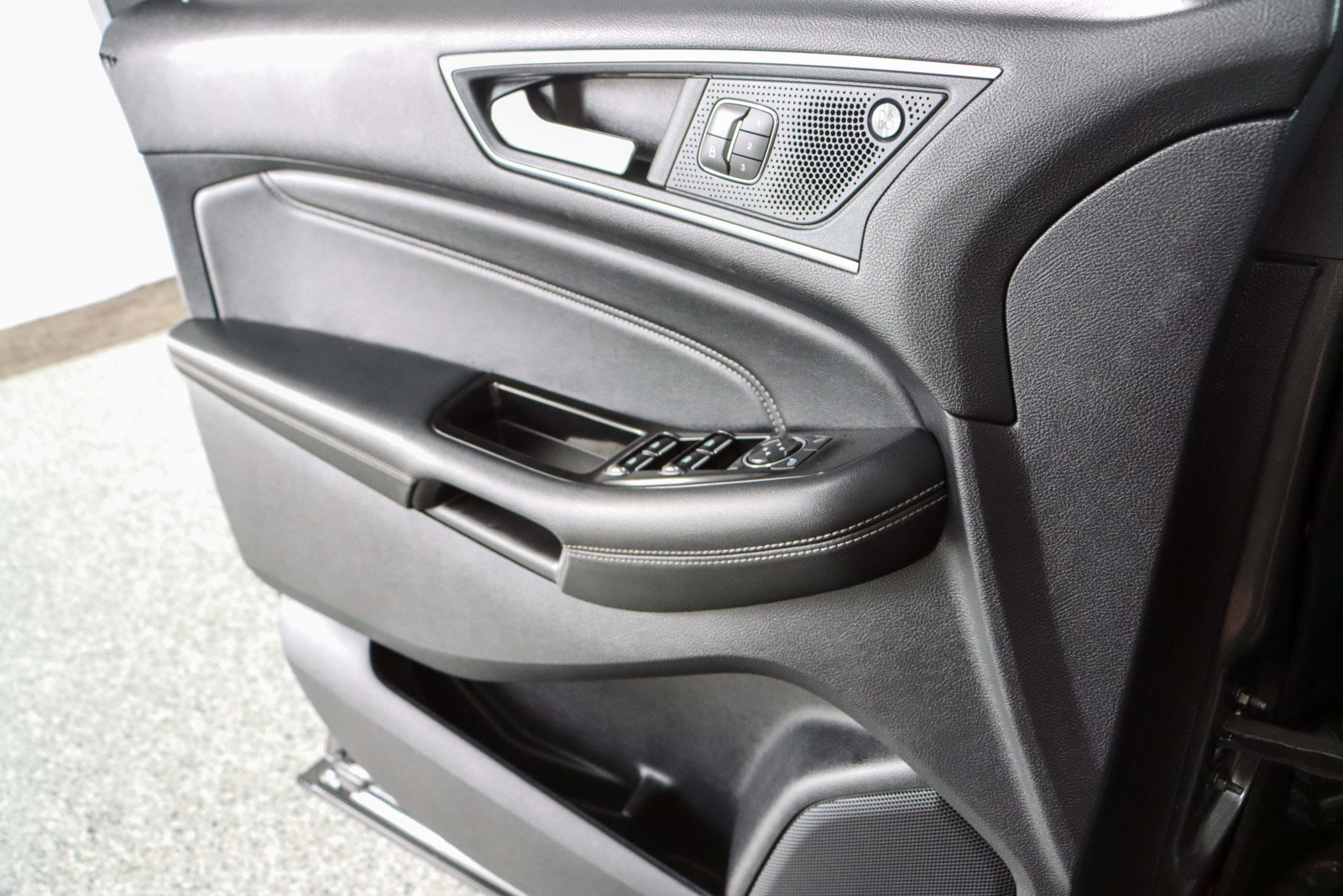 Used 2019 Ford Edge Titanium image 21