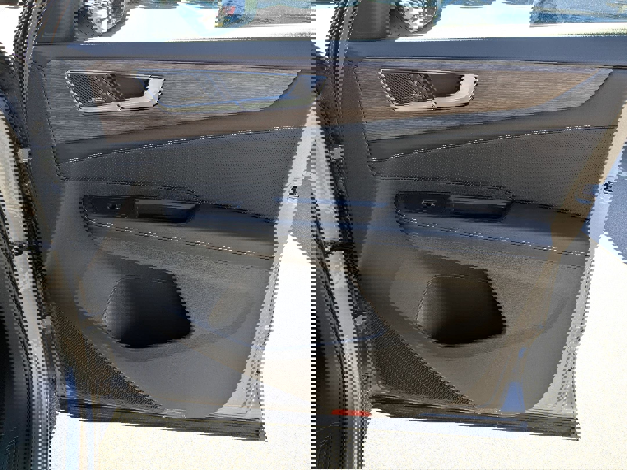 Used 2025 Volkswagen Atlas SEL Premium R-Line image 36