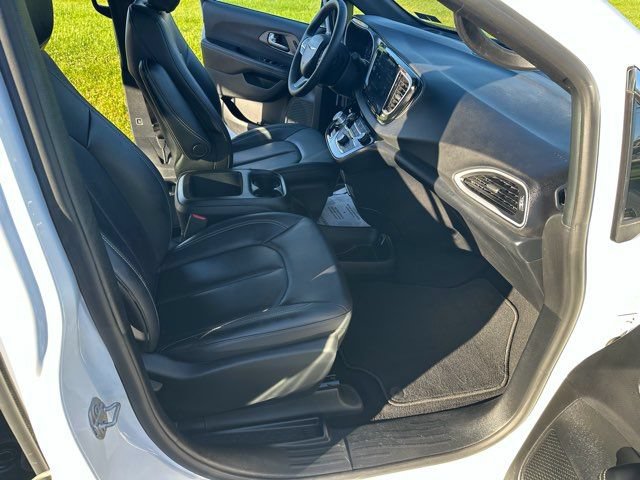 Used 2025 Chrysler Pacifica Select FWD image 18