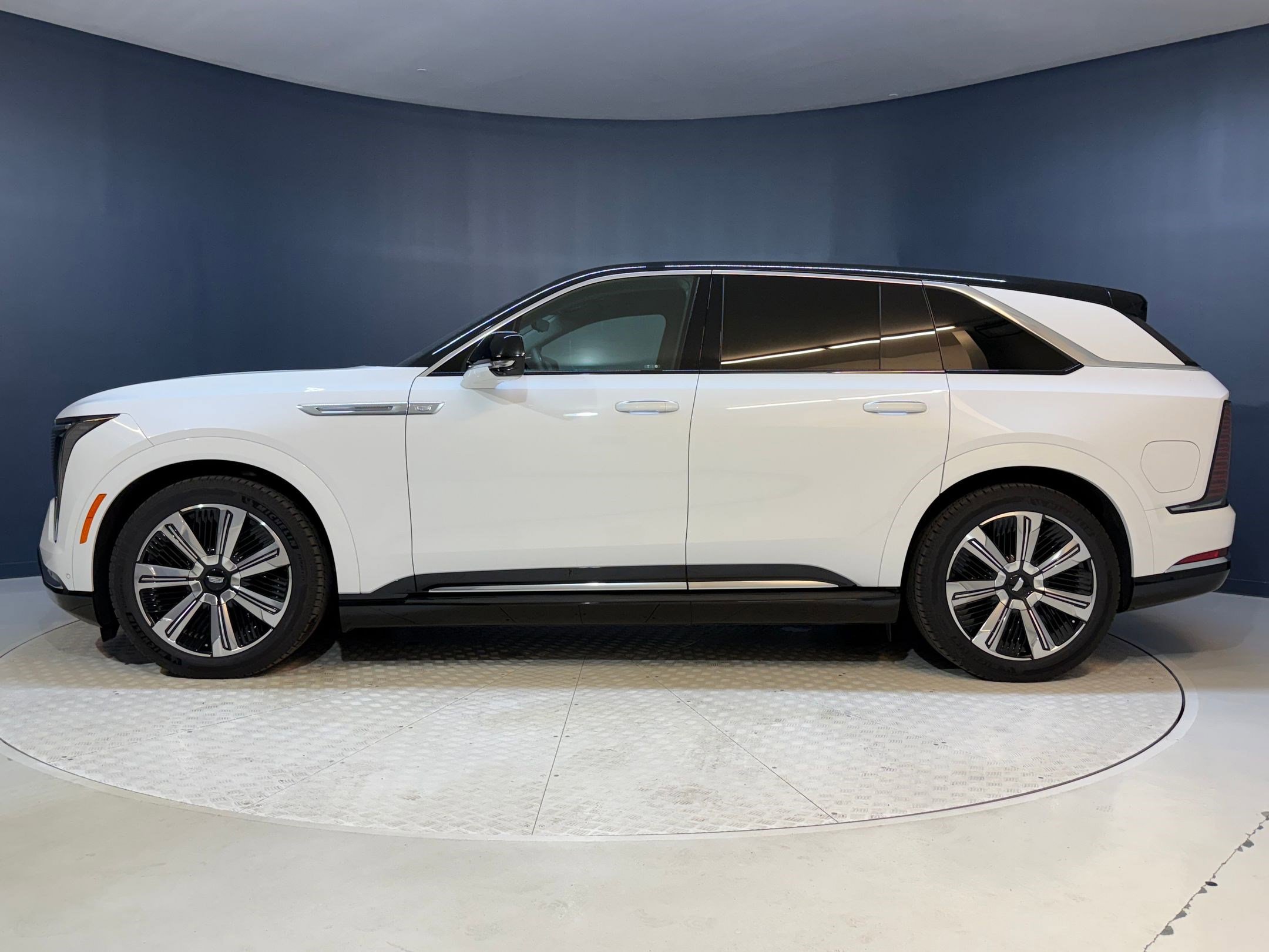 New 2025 Cadillac Escalade IQ Luxury 1 w/ Smart Trailering package image 2