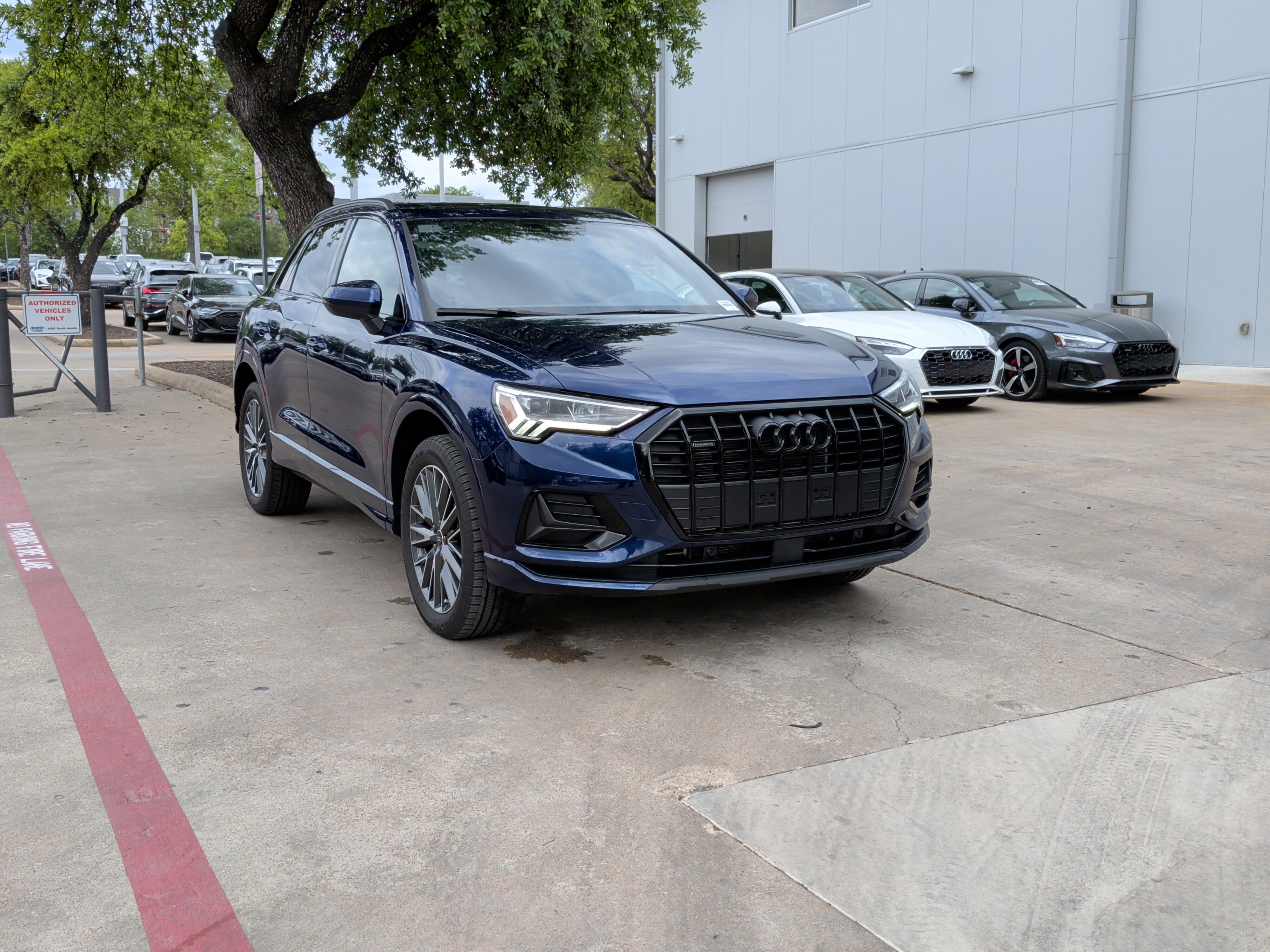 Certified 2023 Audi Q3 2.0T Premium w/ Convenience Package AWD/4WD image 2