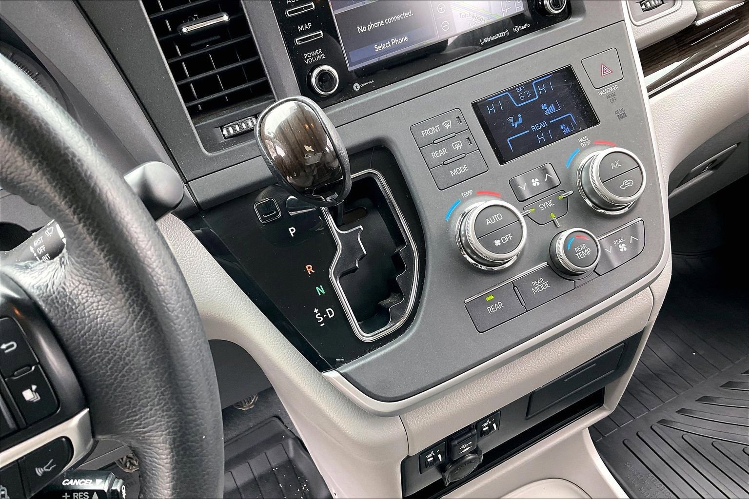 Used 2020 Toyota Sienna XLE w/ XLE Navigation Package image 13