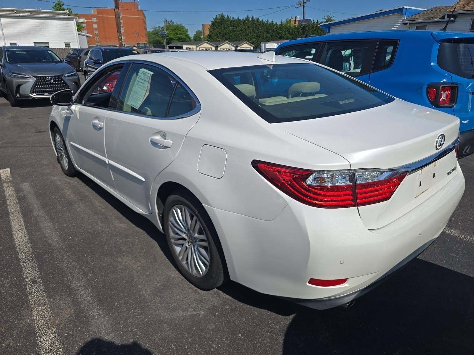 Used 2015 Lexus ES 350 w/ Luxury Package FWD image 2