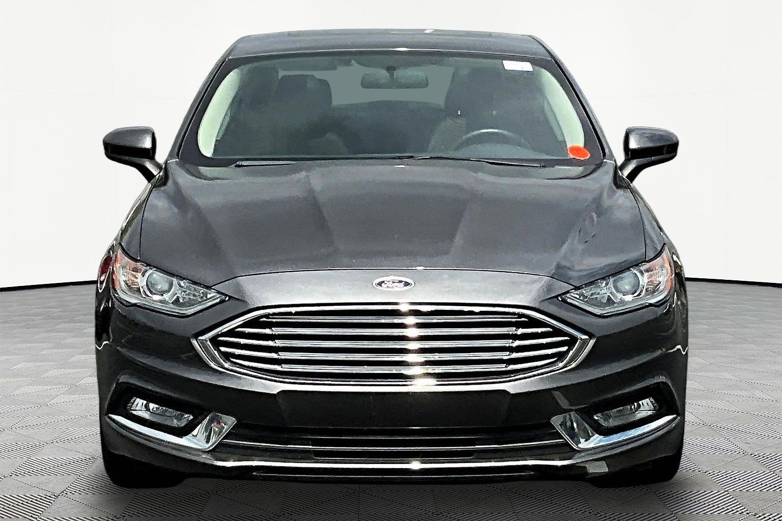 Used 2018 Ford Fusion SE w/ Equipment Group 201A FWD image 2