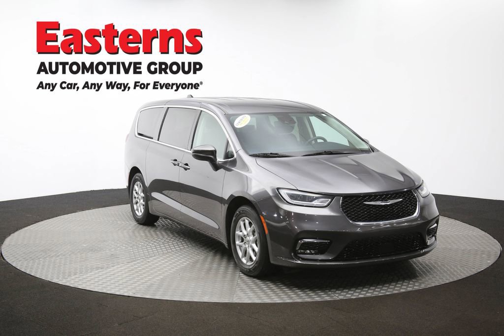 Used 2023 Chrysler Pacifica Touring-L image 51